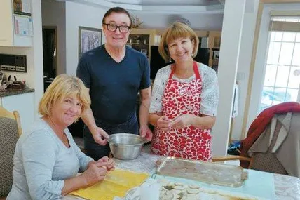 У місті Калгарі гуртуються українські родини, разом ліплять вареники для бла­годійних ярмарків