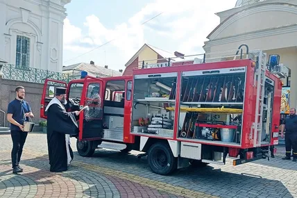 Під час освячення пожежного автомобіля з Німеччини. Фото Волинської єпархії ПЦУ