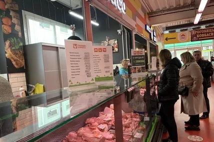 За хорошим свіжим м’ясом перед святами треба постояти в черзі. Фото автора