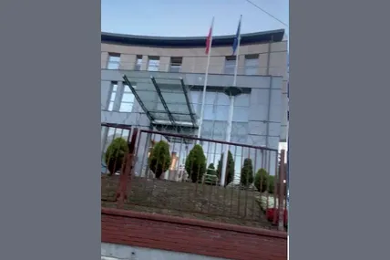 Ще кілька днів тому на цьому паркані були портрети українських Героїв польського походження. Фото із архіву ВЗ