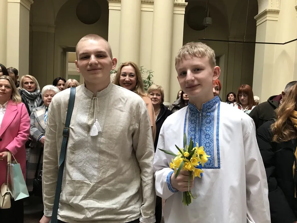Маму привітати приїхали сини пані Галини Віктор і Володимир.