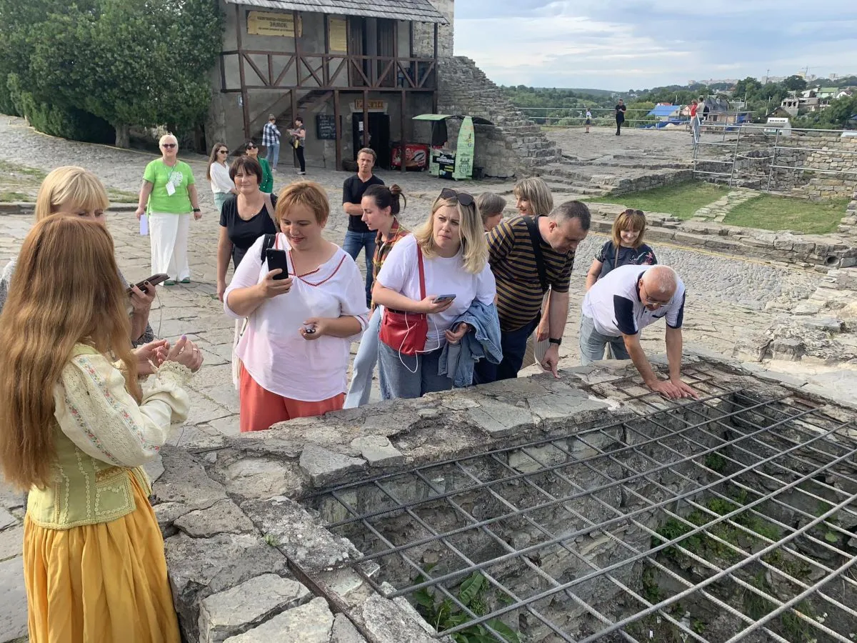 В цій ямі тримали боржників, які вчасно не погашали кредити