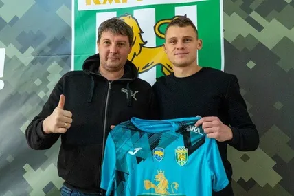 Головний тренер «Карпат» Андрій Тлумак та воротар Олександр Ільющенков, який повернувся до «зелено-білих» після 9-річної перерви. Фото fckarpaty.org.ua