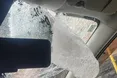 Що робити водіям, якщо на авто впала снігова брила та наскрізь пробила капот?
