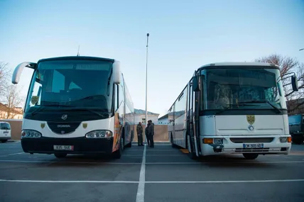 Порошенко з волонтерами купив комфортні автобуси для десантників. Фото: Петро Порошенко
