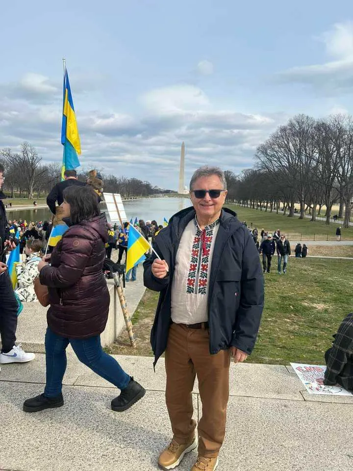 Лікар з Нью-Джерсі Михайло Левко при найменшій нагоді, словом і ділом, намагається допомогти своїй історичній батьківщині.