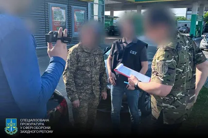 На Львівщині підполковник вимагав 15 тисяч євро за незаконний виїзд за кордон — його затримали. Фото: САП