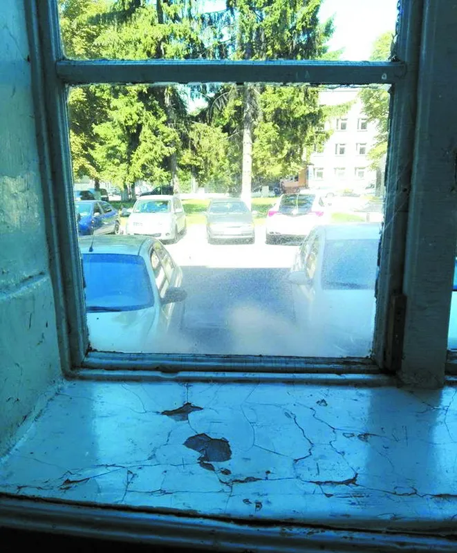Ось так виглядають вікна у головному корпусі лікарні.