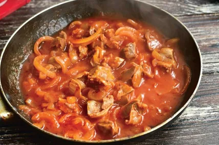Курячі шлунки у томаті