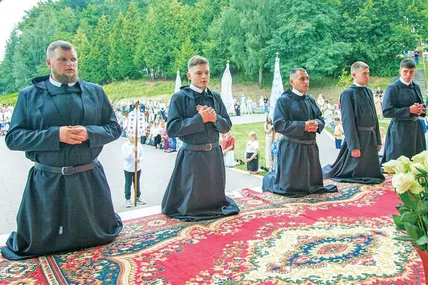 У новому вбранні – у чернечих рясах. Фото інформаційного відділу отців-василіян