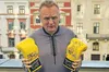Боксер Усик передав меру Садовому свої рукавиці