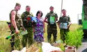 "На плечах дві сумки, а в них – "броніки" для солдатів…"