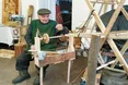 Дідусь відновлює старовинний інвентар