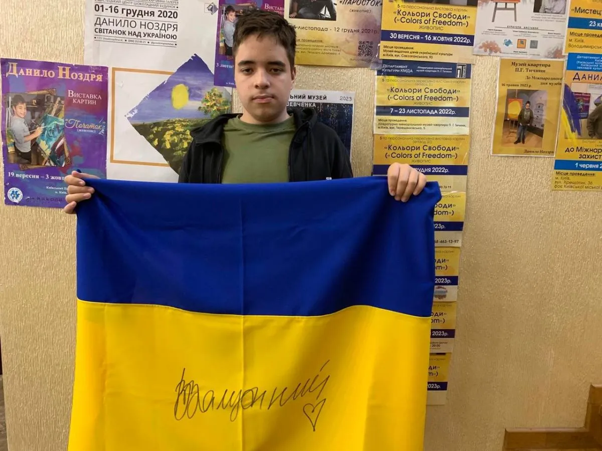 Ось такий подарунок від Валерія Залужного отримав Данило.