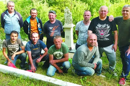 Одні воюють за святу справу, інші - обновляють святині...