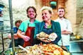 І вареники кольорові, і морепродукти на грилі, і... копчене пиво!