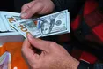 Валютний ринок під контролем: експерт пояснив причини коливань гривні та дав поради вкладникам