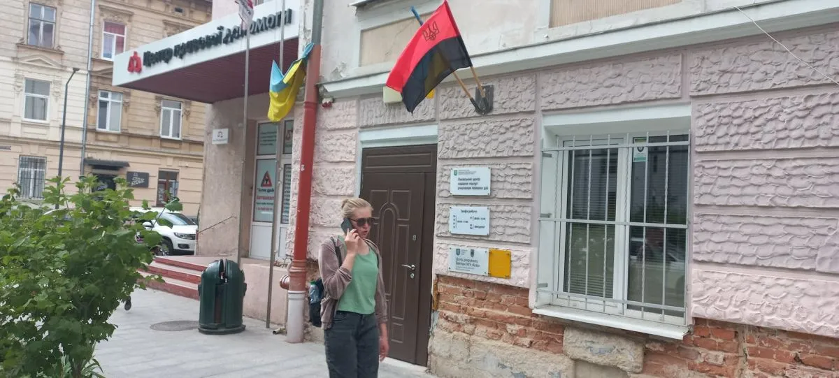 Приватний центр правової допомоги розташований зліва, а міський центр допомоги захисникам - поруч.