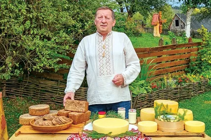В активі господаря – кілька видів молочних виробів та хліб із голомші, який споживали наші предки.