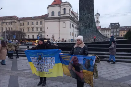 Ірина і Юлія отримали на телефон анонімне повідомлення російською: " Жив. Руки ноги цели. Служить не будет...". Фото автора