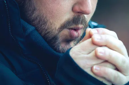Під дією холоду кровоносні судини звужуються. Це природна реакція організму, наслідком якої є замерзлі долоні та стопи. Фото Punjab Kesari