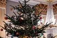 Святкові традиції: данська королівська родина зібралася разом, щоб прикрасити різдвяну ялинку