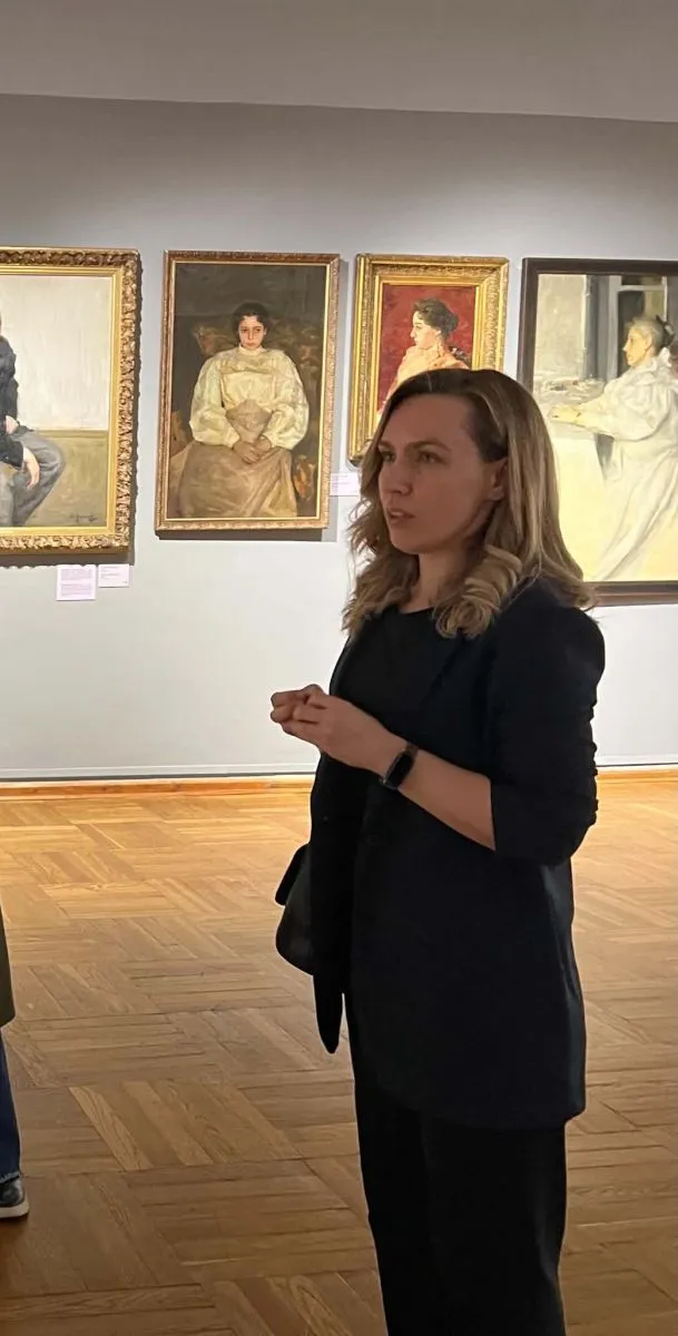 Кураторка виставки Марина Дроботюк