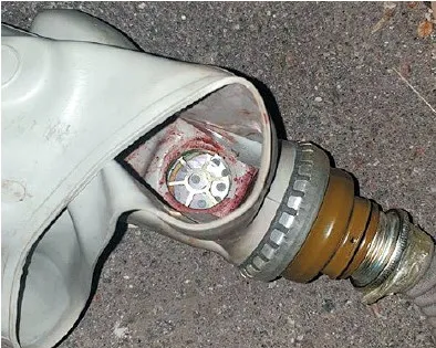 Це саме той протигаз, який поліцейські одягали потерпілій, закривши клапан. Фото ДБР