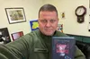 Валерій Залужний отримав книжку поета «Далі», який загинув на війні