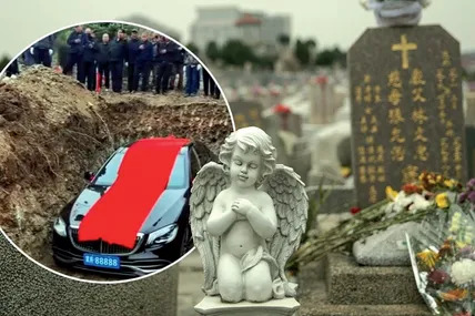 Екскаватор спочатку вирив велику могилу, а потім опустив у неї “Мерседес”, прикрашений широкою червоною стрічкою. Фото VCG
