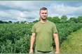 Захищає Батьківщину і вирощує лохину