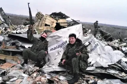 Прихильники росії позують біля збитого пасажирського літака. Фото із соцмереж