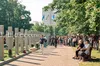 Скандал навколо Алеї Героїв на Троєщині: родичі полеглих військових обурені «стовпами», РДА заявила про дискредитацію