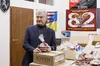 Порошенко передав військовим до Великодня паски, за якими шикуються черги в магазинах