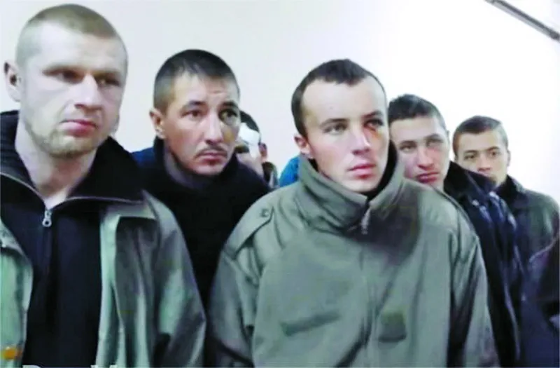 У полоні Тараса (третій зліва) і його побратимів катували, принижували...