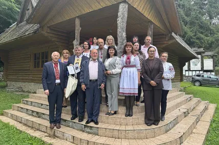 Диплом і відзнаку лауреата премії в номінації «Екологія» Васіле Куреляку (повіт Марамуреш, Румунія) вручає доктор біологічних наук, професор, заступник директора Карпатського біосферного заповідника Федір Гамор