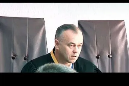 Перш ніж знову одягти суддівську мантію, суддя Анатолій Ясельський повинен здати екзамен… Фото із соцмереж