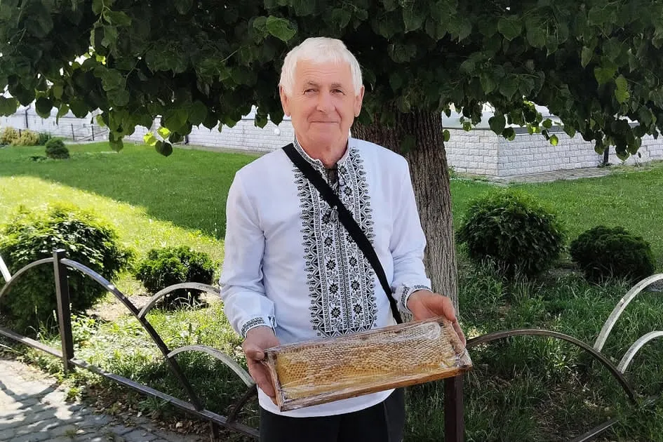 Смачнющий мед у сотах від Михайла Легкого