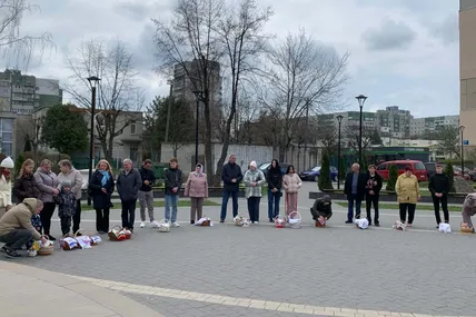 Львівʼяни йдуть до церкви освячувати Великодні кошики і жертвують паски та крашанки для ЗСУ