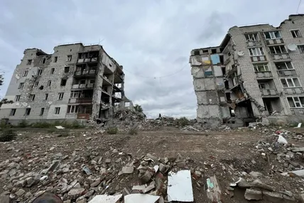 росіяни обстрілювали й житлові будинки в Ізюмі. Фото із мережі