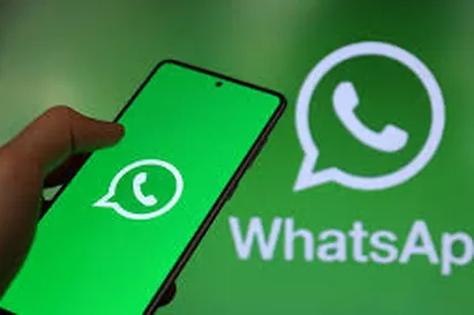 WhatsApp вперше за 16 років почне показувати рекламу в застосунку. Фото: Vector