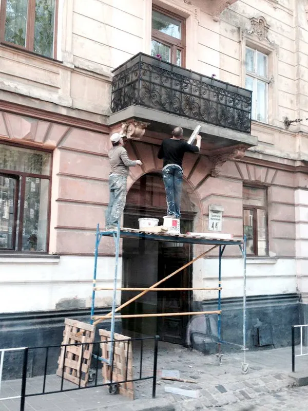 Цей балкон дочекався нарешті уваги майстрів...