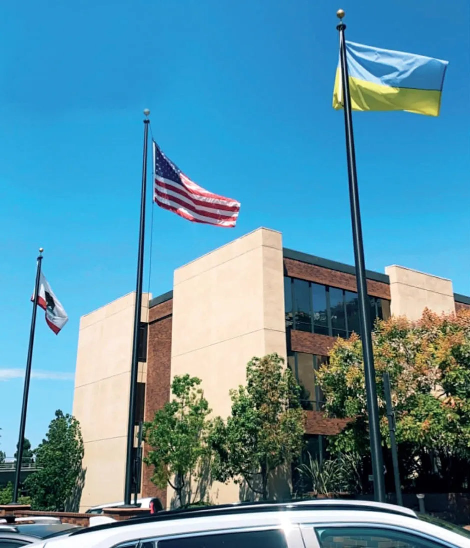 Український та американський прапори майорять у Сан-Дієго
