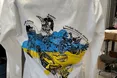 «Україна має карти!»: Усику перед боєм в Лондоні подарували унікальну вишиванку