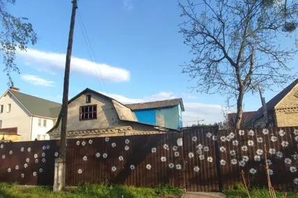 Дірки від куль перетворили у квіти!