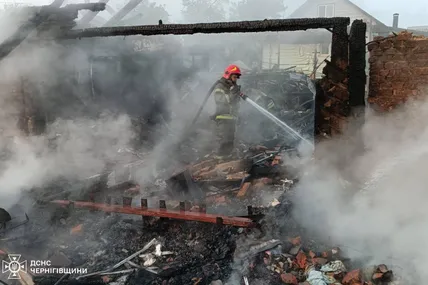 У Прилуках ворожий безпілотник влучив у будинок начальника місцевої пожежної частини. Фото: ДСНС