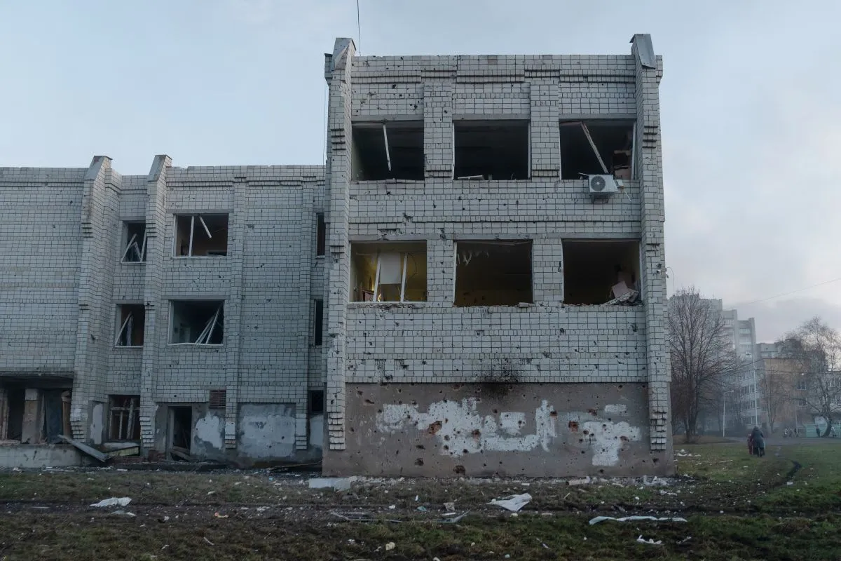 Пошкоджена школа внаслідок обстрілу. росія масово знищує заклади освіти і культури. 