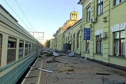 Масштабна атака дронами на Лозову: загинули двоє людей, ще десятеро постраждали. Фото: ДСНС Харківщини