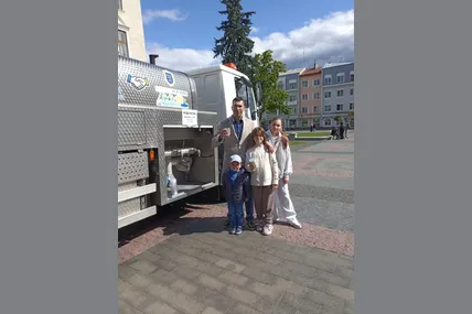 Цілими сім'ями підходили до "водовозки", щоб втамувати спрагу, дрогобичани. Фото Лесі Ясюри