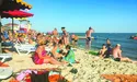 «Забити» місце на пляжі: рано-вранці покласти рушник і йти снідати...